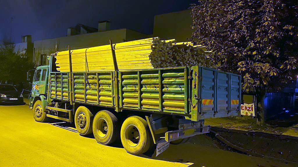 Kereste hırsızları yakalandı