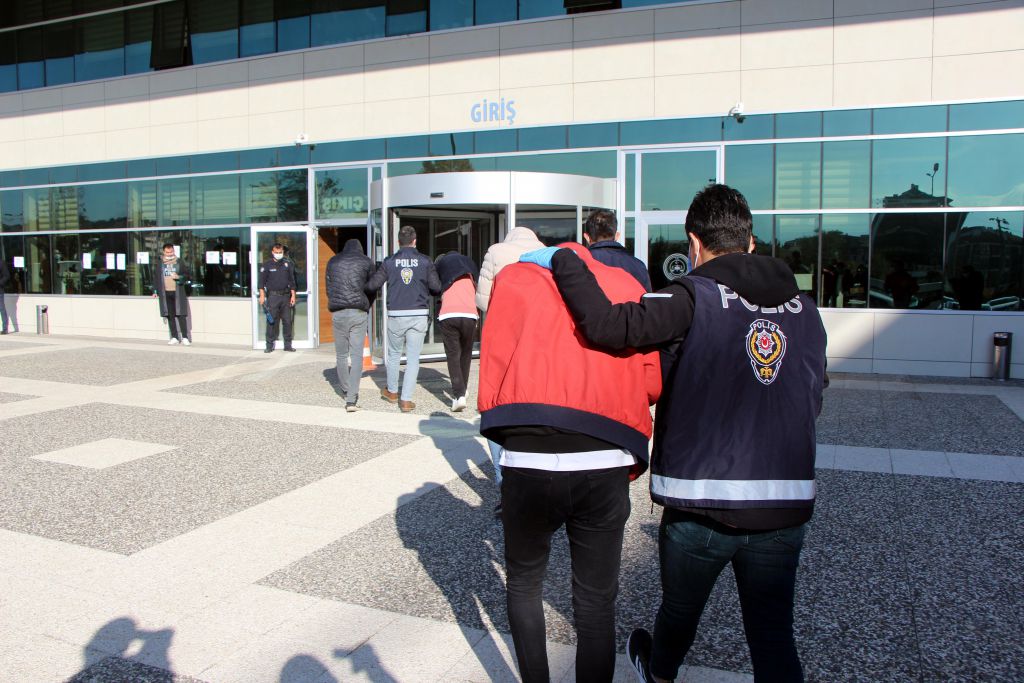 Kereste hırsızları yakalandı