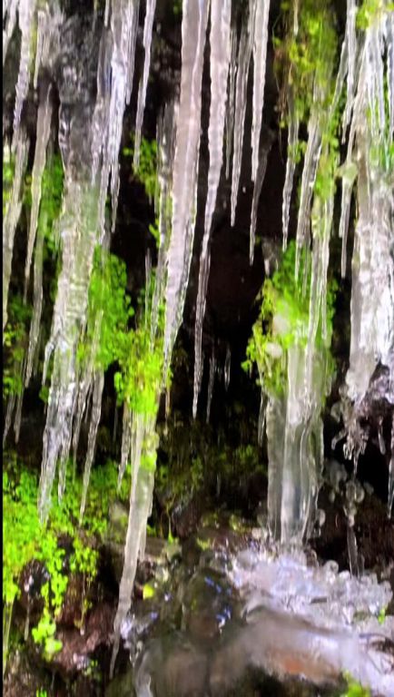 Köroğlu Dağları'nda şelale ve dereler buz tuttu