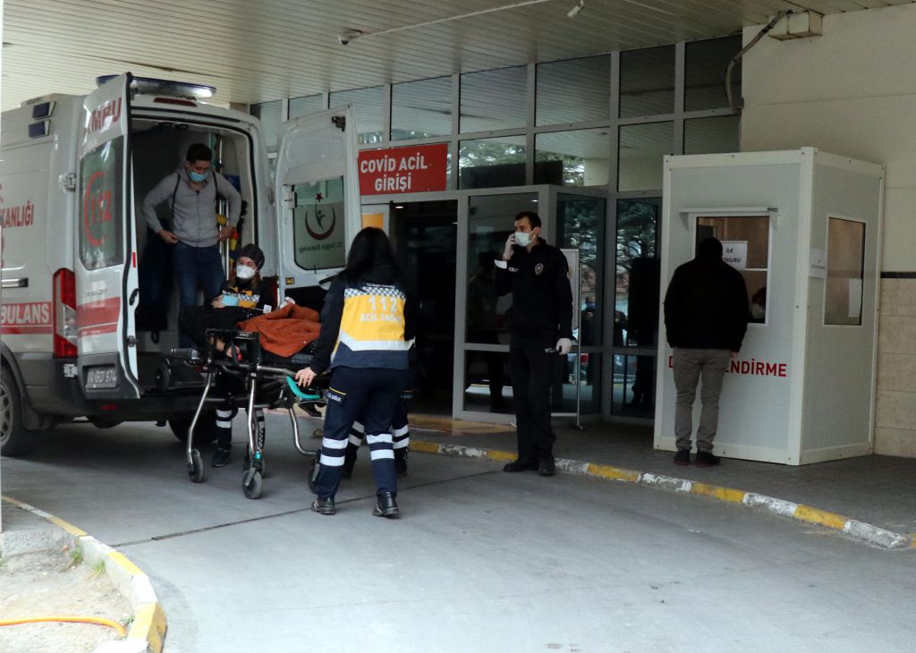 Parkta gezen genç kızı bıçakladı