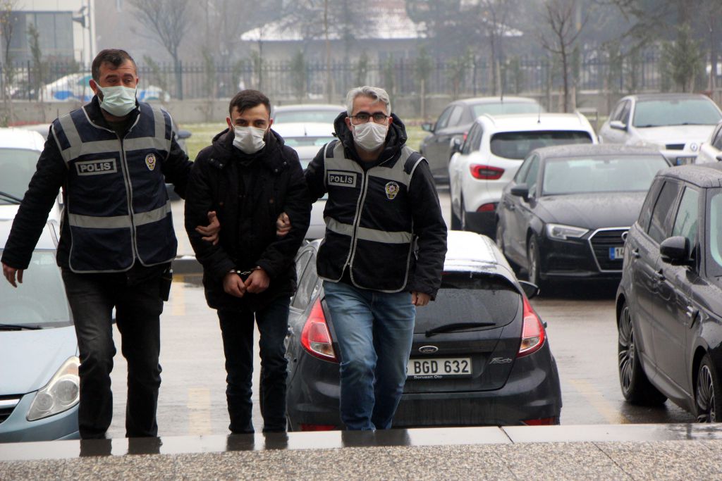 Parkta gezen genç kızı bıçakladı