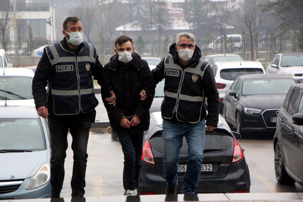 Parkta gezen genç kızı bıçakladı