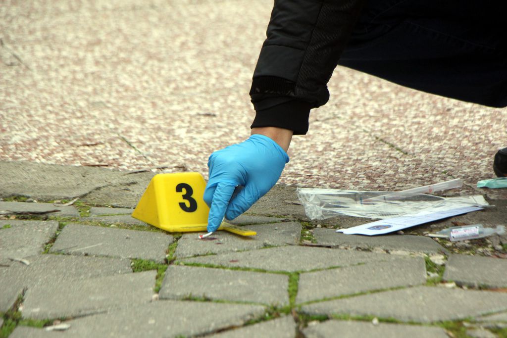 Parkta gezen genç kızı bıçakladı