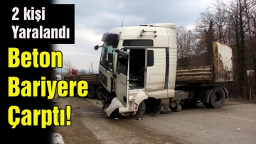 TIR beton bariyere çarptı