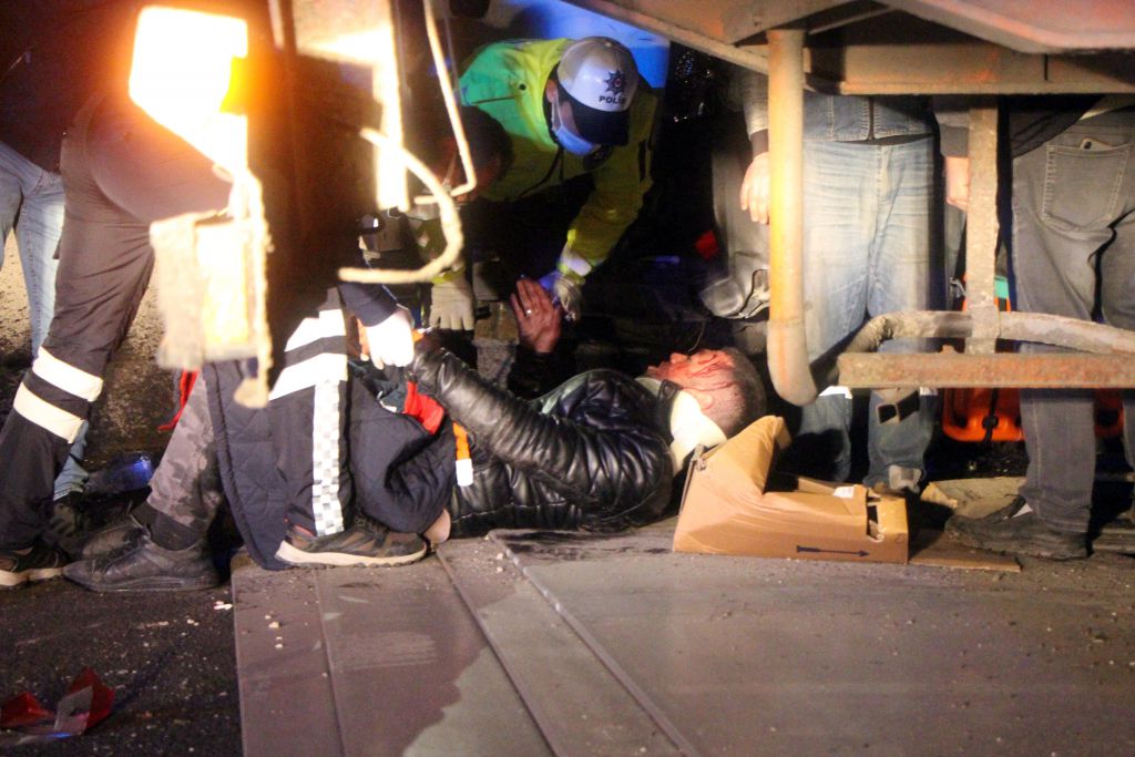 Kontrolden çıkan TIR minibüsü presledi