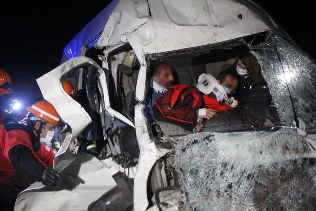 Kontrolden çıkan TIR minibüsü presledi