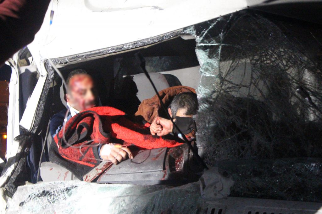 Kontrolden çıkan TIR minibüsü presledi