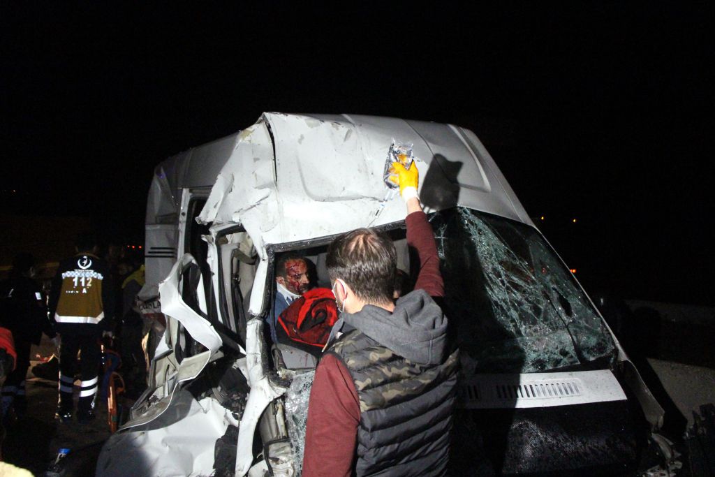 Kontrolden çıkan TIR minibüsü presledi
