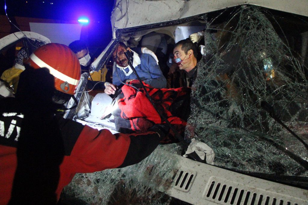 Kontrolden çıkan TIR minibüsü presledi