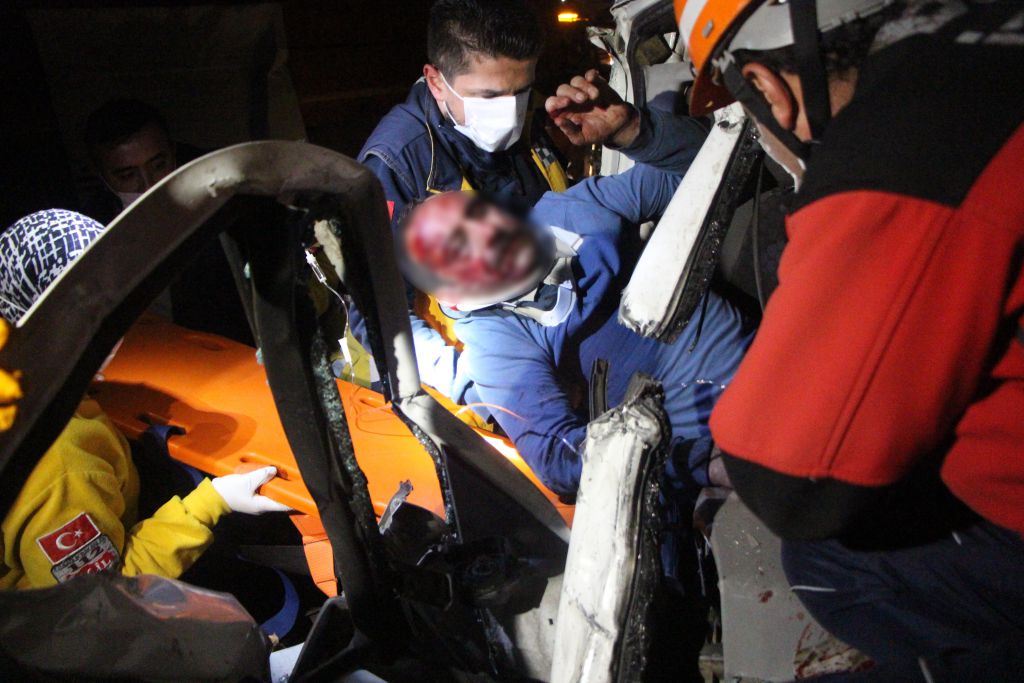 Kontrolden çıkan TIR minibüsü presledi