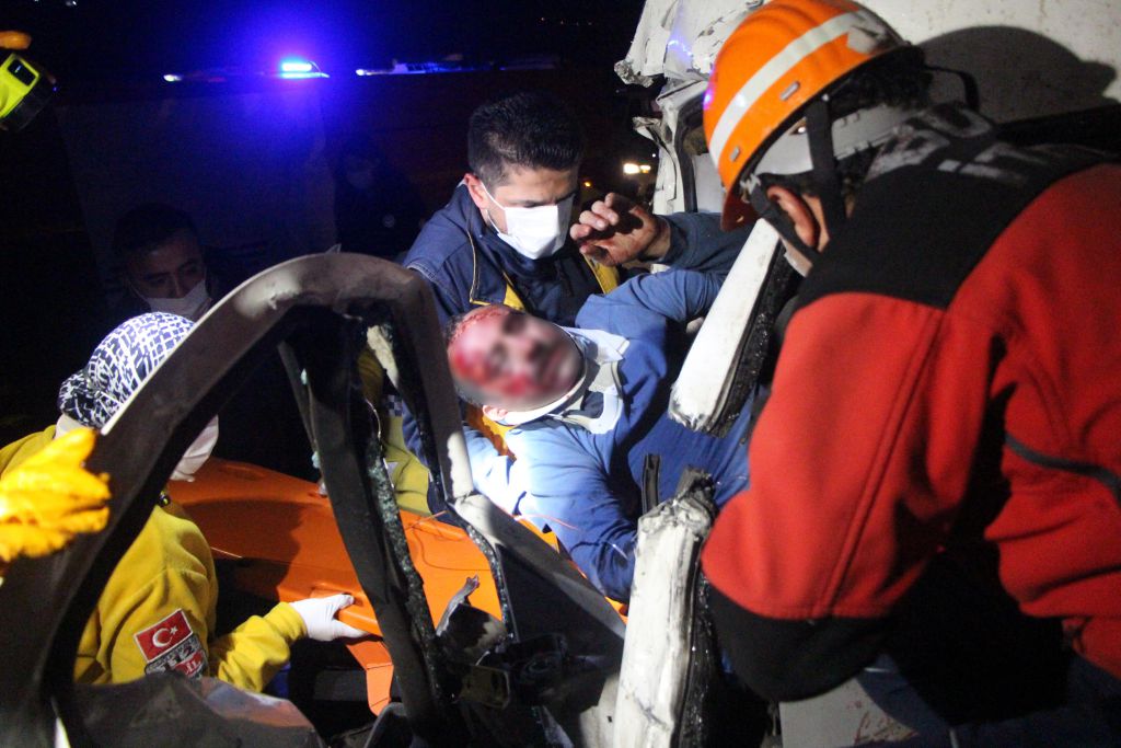 Kontrolden çıkan TIR minibüsü presledi