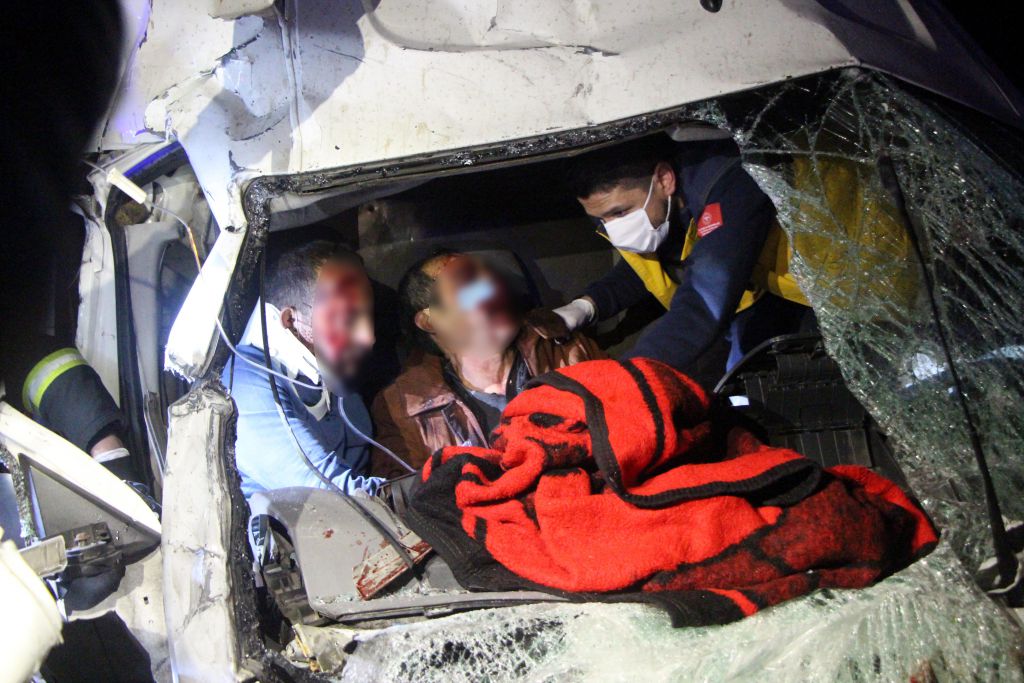 Kontrolden çıkan TIR minibüsü presledi