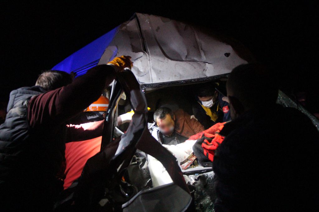 Kontrolden çıkan TIR minibüsü presledi