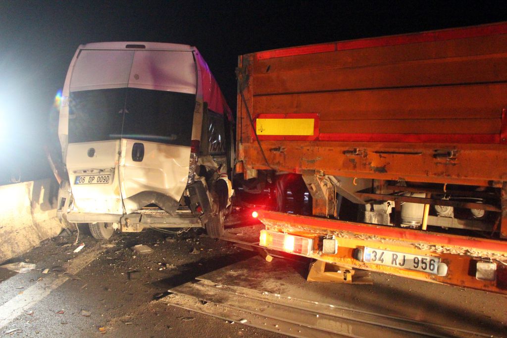 Kontrolden çıkan TIR minibüsü presledi