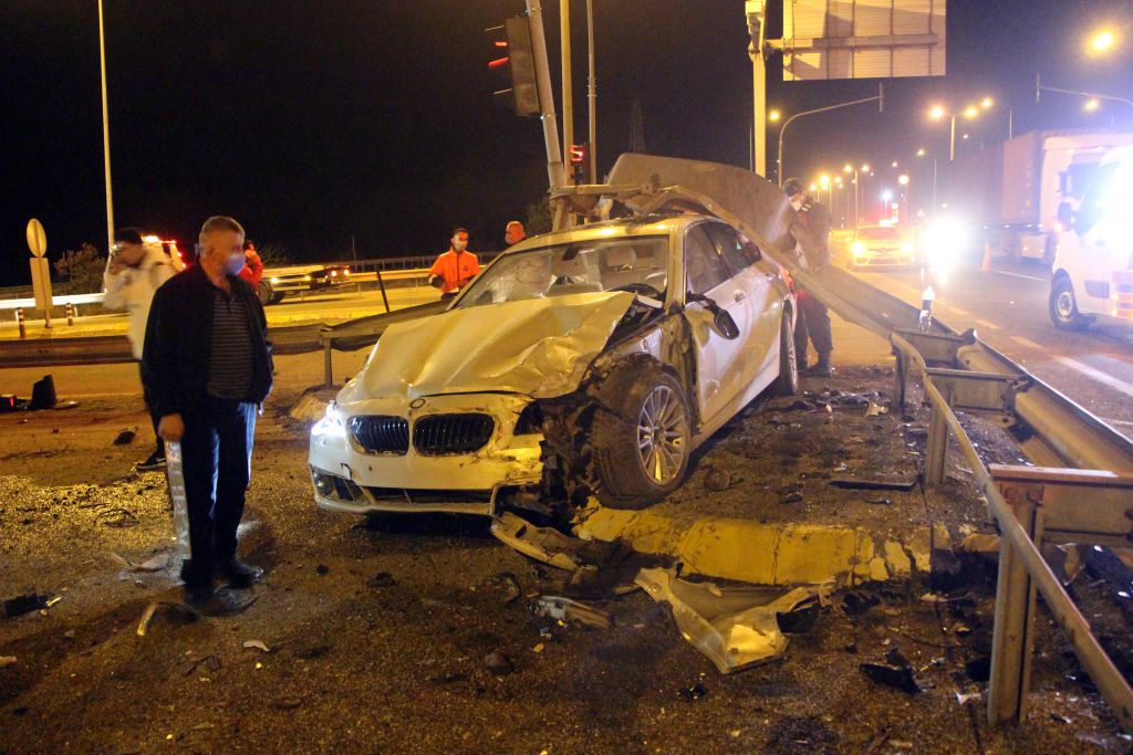 Lüks otomobil hurdaya döndü