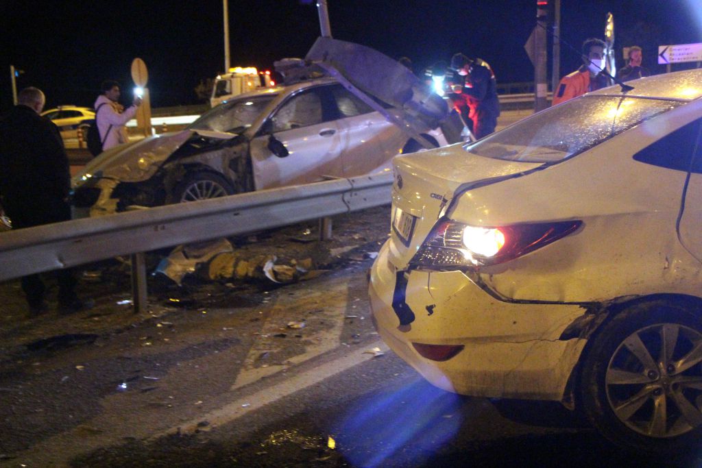 Lüks otomobil hurdaya döndü