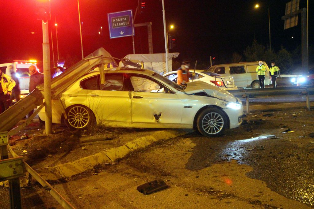 Lüks otomobil hurdaya döndü