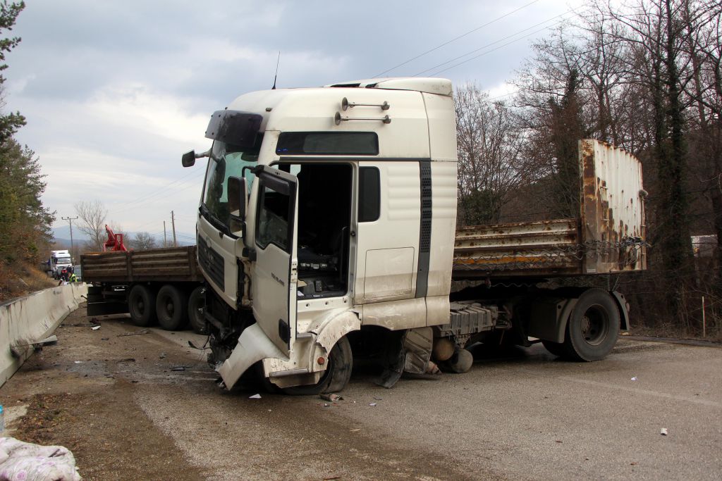 TIR beton bariyere çarptı