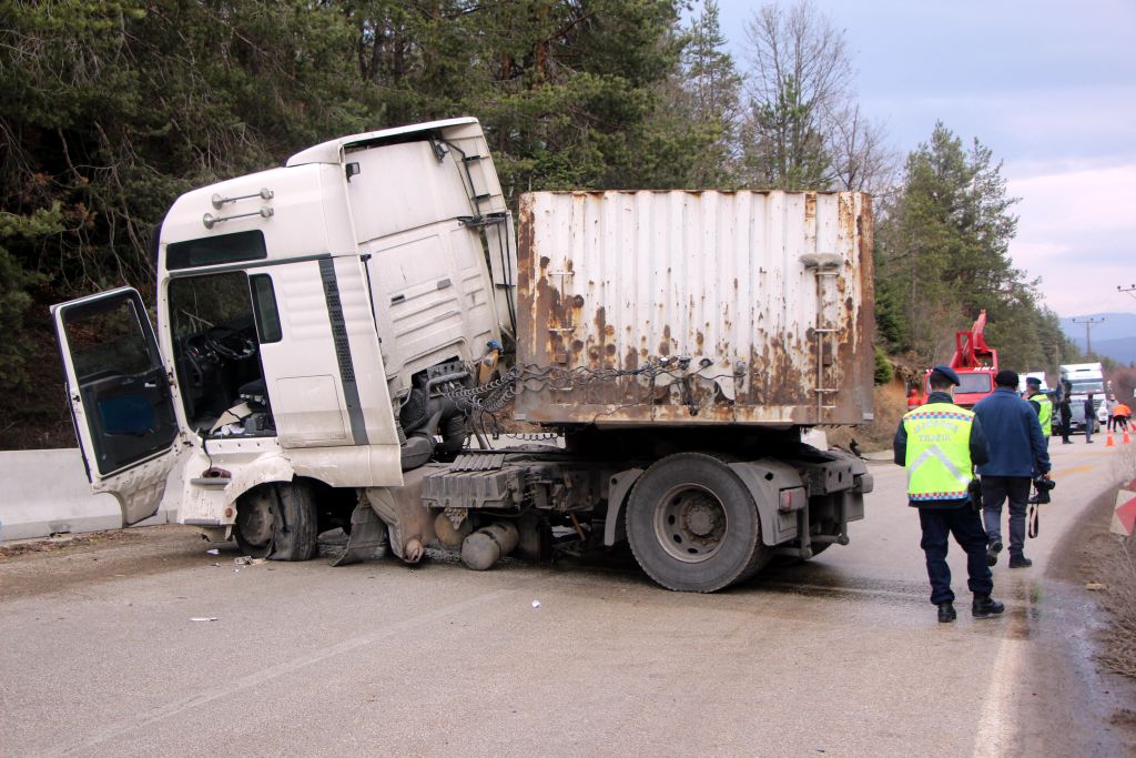TIR beton bariyere çarptı