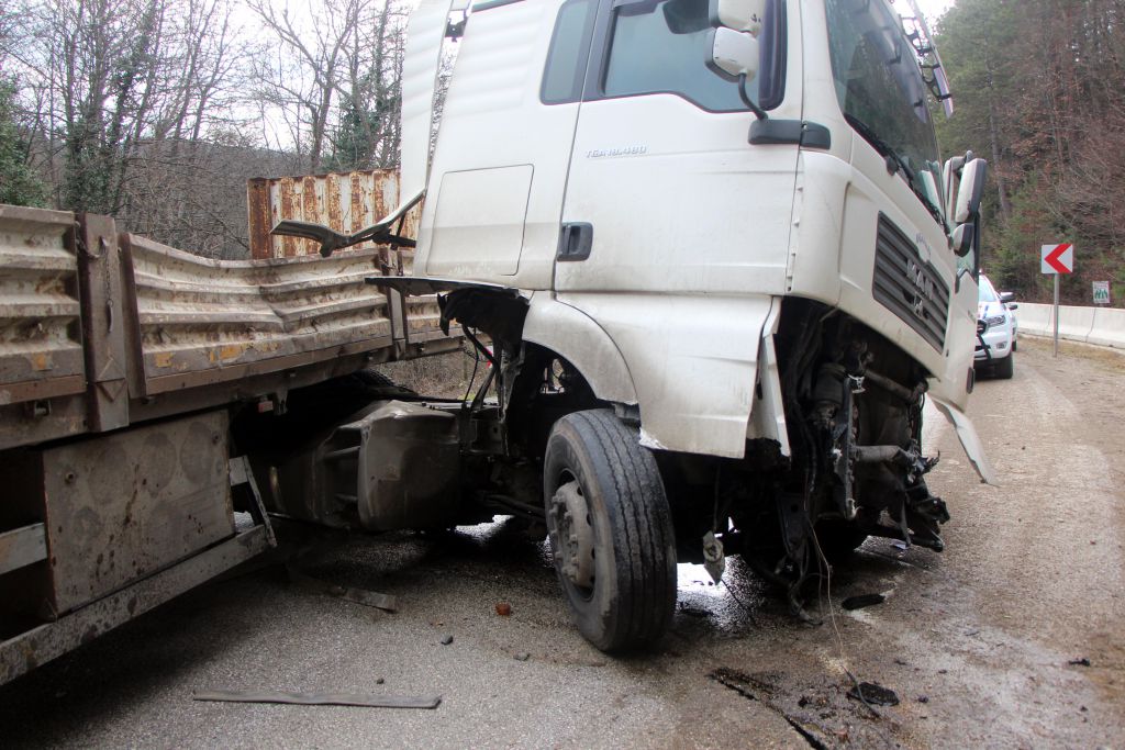TIR beton bariyere çarptı