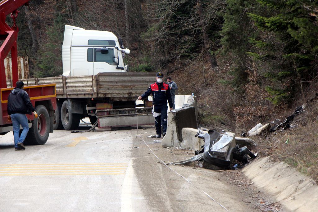 TIR beton bariyere çarptı