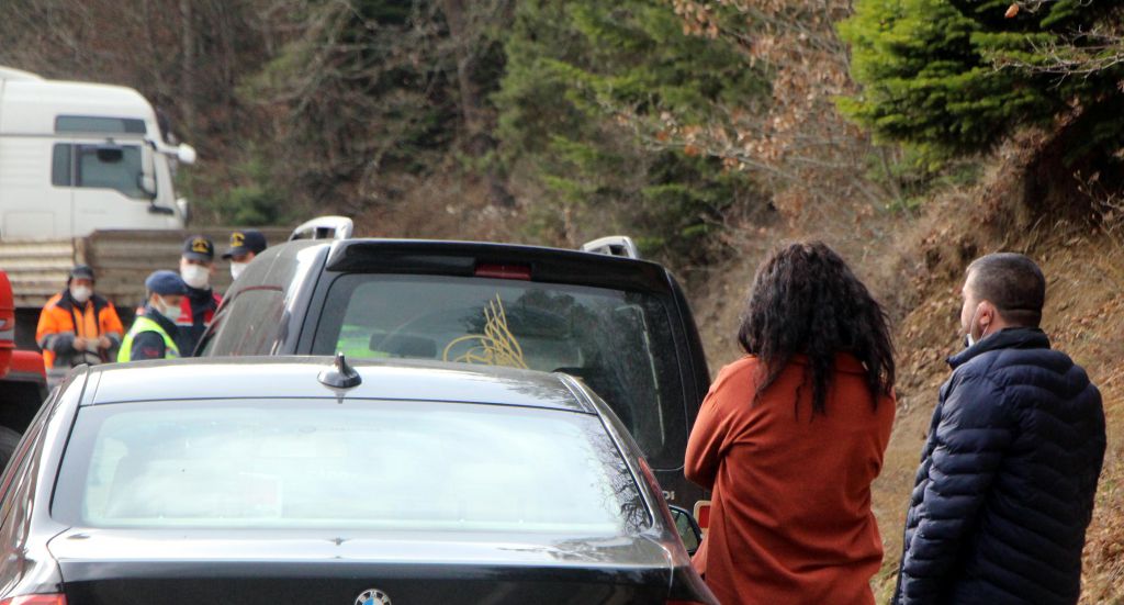 TIR beton bariyere çarptı