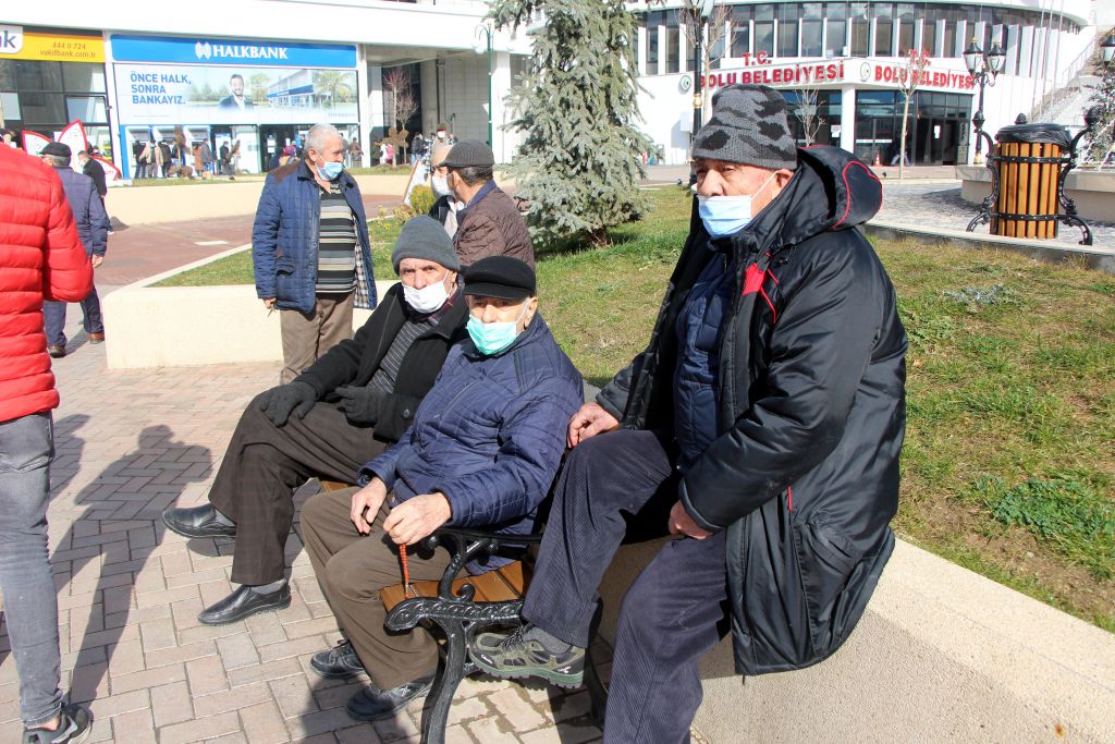 Ayı heykeli Bolu'yu ikiye böldü