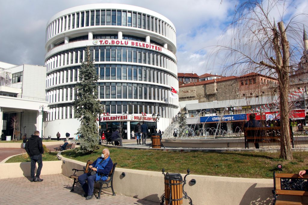 Ayı heykeli Bolu'yu ikiye böldü