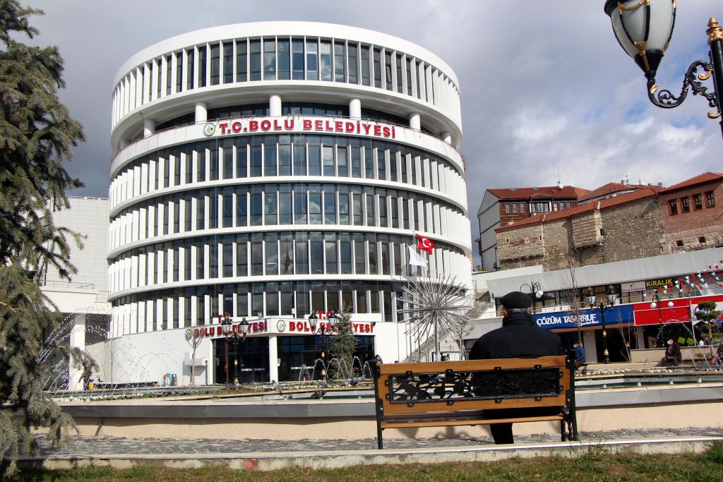 Ayı heykeli Bolu'yu ikiye böldü