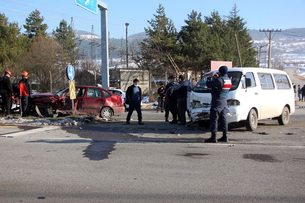 Kavşakta fena çarpıştılar