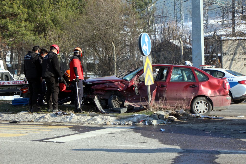 Kavşakta fena çarpıştılar