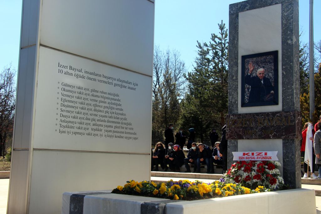 İzzet Baba mezarı başında anıldı