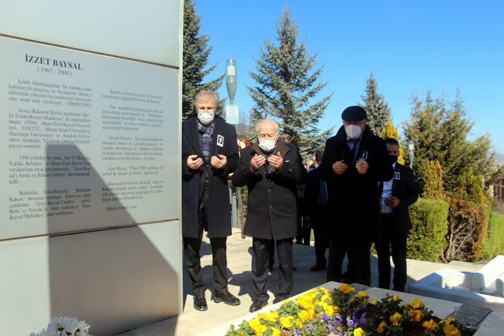 İzzet Baba mezarı başında anıldı