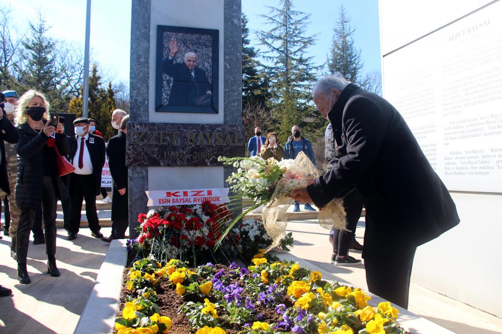 İzzet Baba mezarı başında anıldı