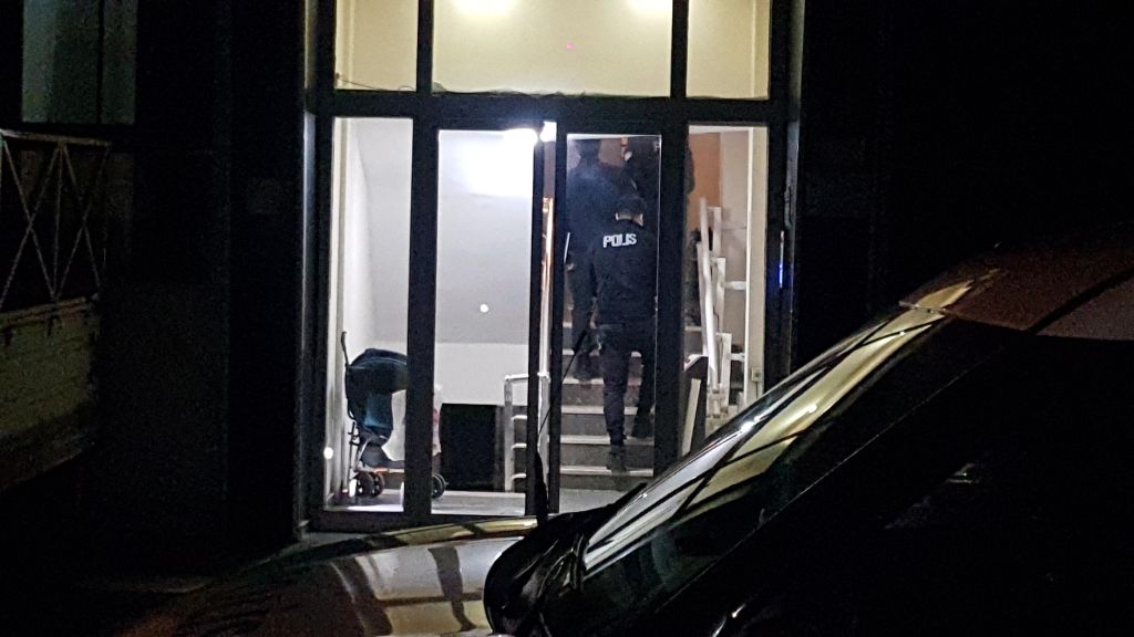 Silahla oynarken kendini vurdu