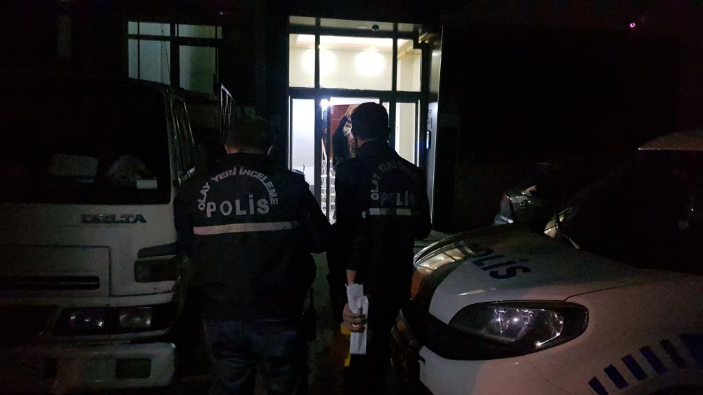 Silahla oynarken kendini vurdu