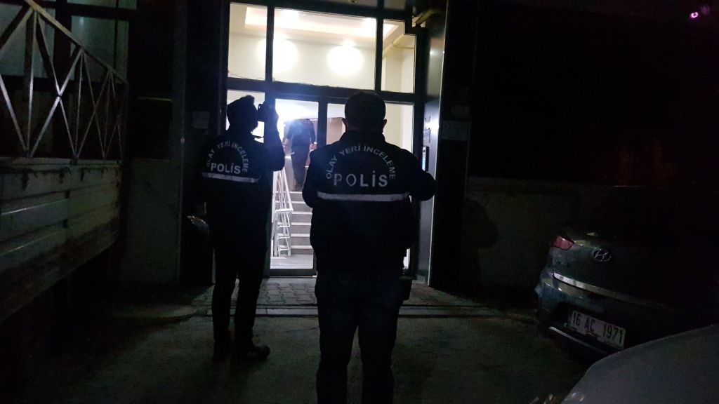 Silahla oynarken kendini vurdu