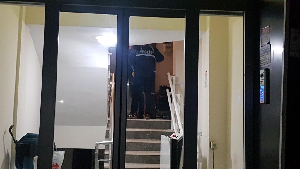 Silahla oynarken kendini vurdu