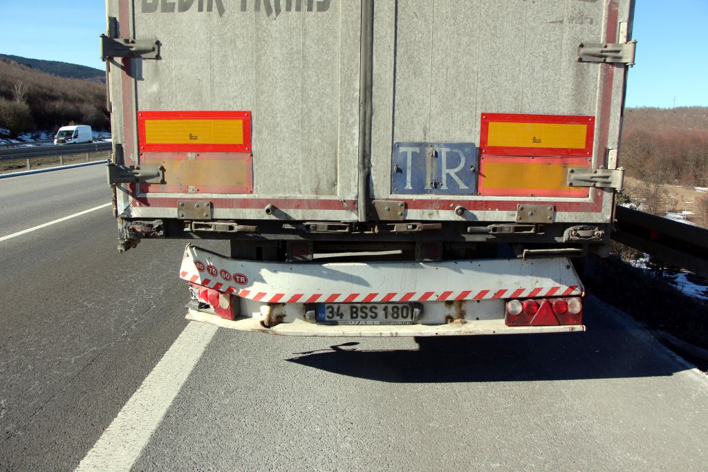 TIR'a arkadan çarptı