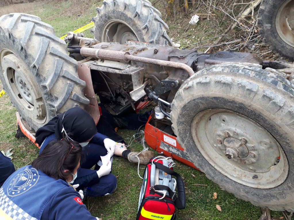 Traktörün altında can verdi