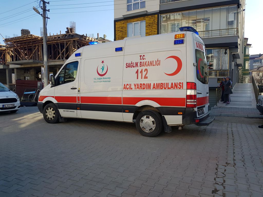 Üçüncü kattan düştü