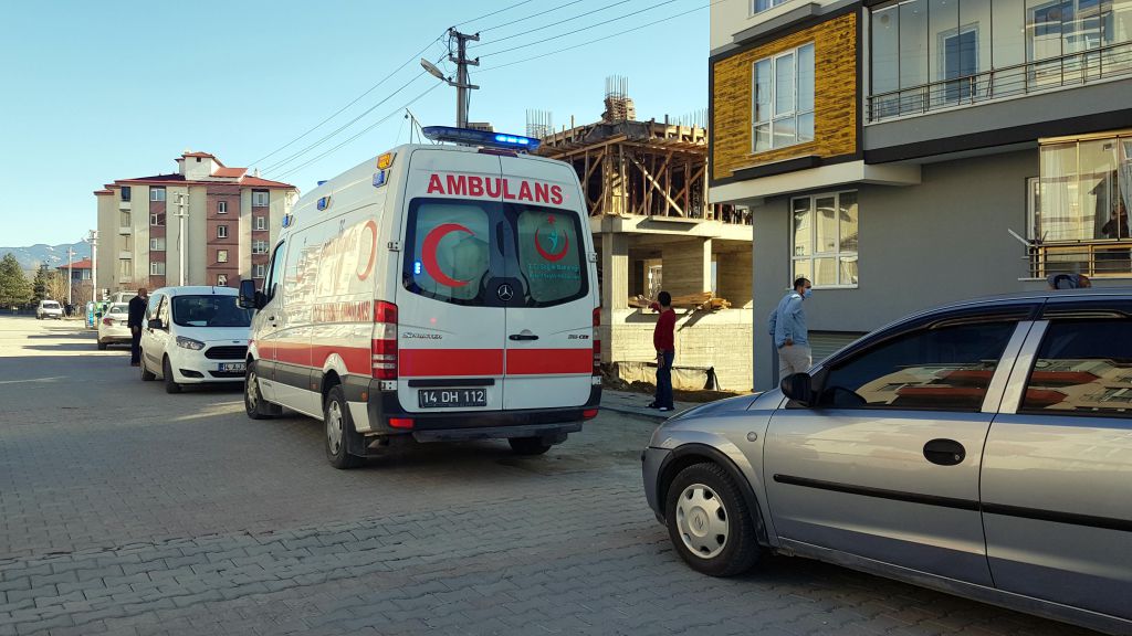 Üçüncü kattan düştü