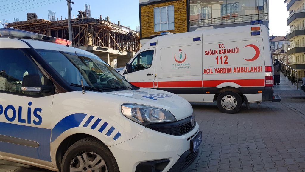 Üçüncü kattan düştü