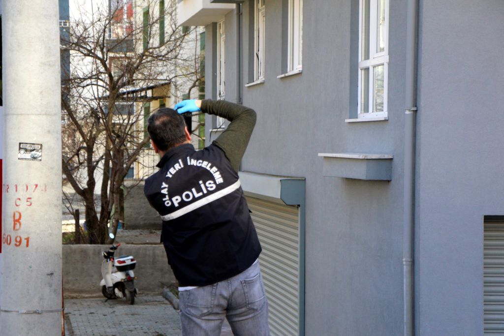 Üçüncü kattan düştü