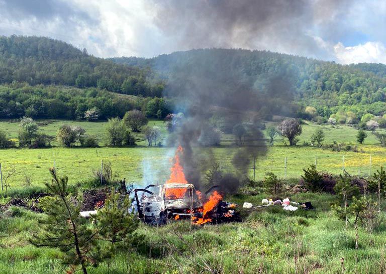 Bu arabanın içinden sağ çıktılar