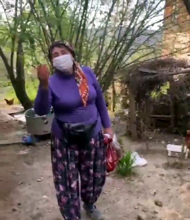 Kendisine yardım götüren askere türkü söyledi