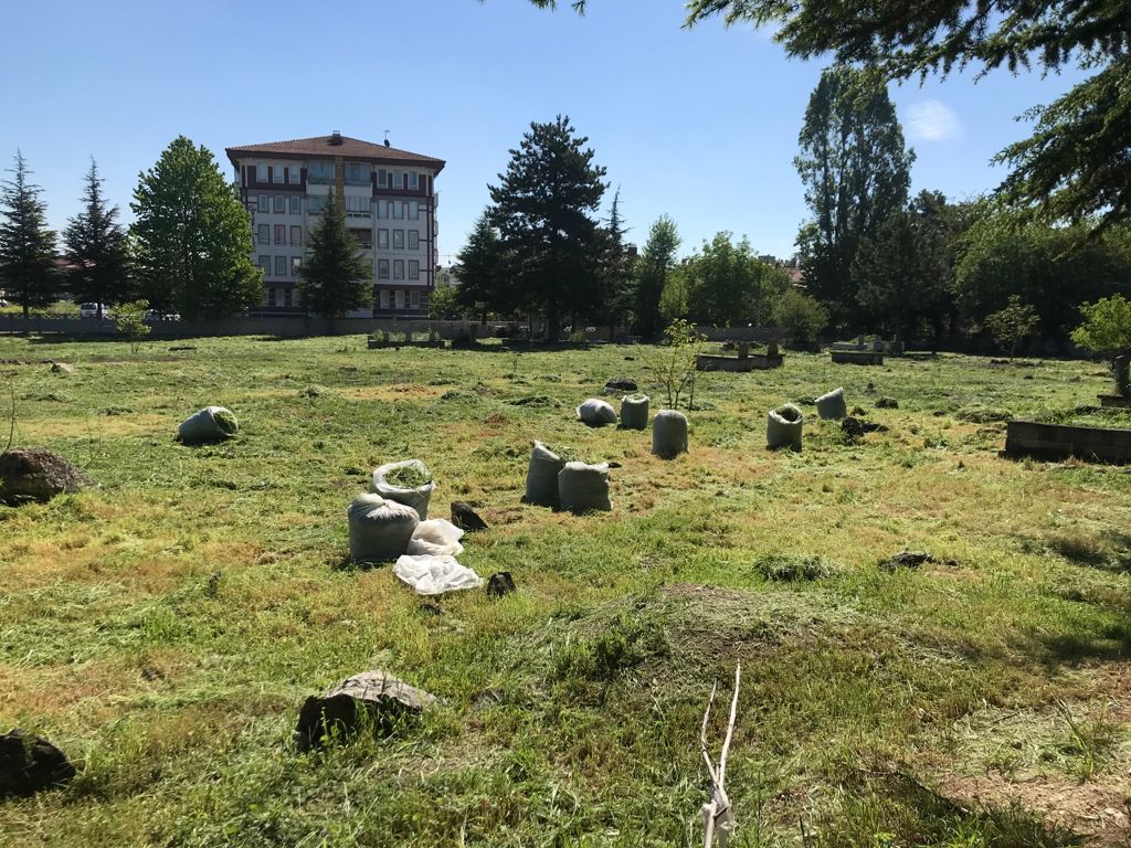 Mezarlıklar bakıma alınıyor