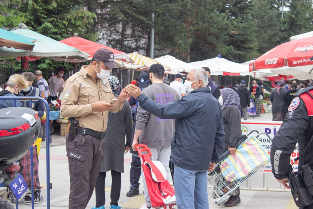 Semt pazarından sosyal mesafeden uzak görüntüler