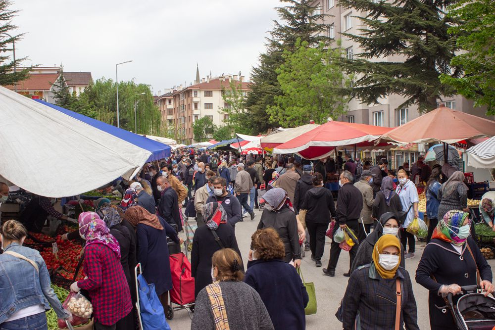 Semt pazarından sosyal mesafeden uzak görüntüler
