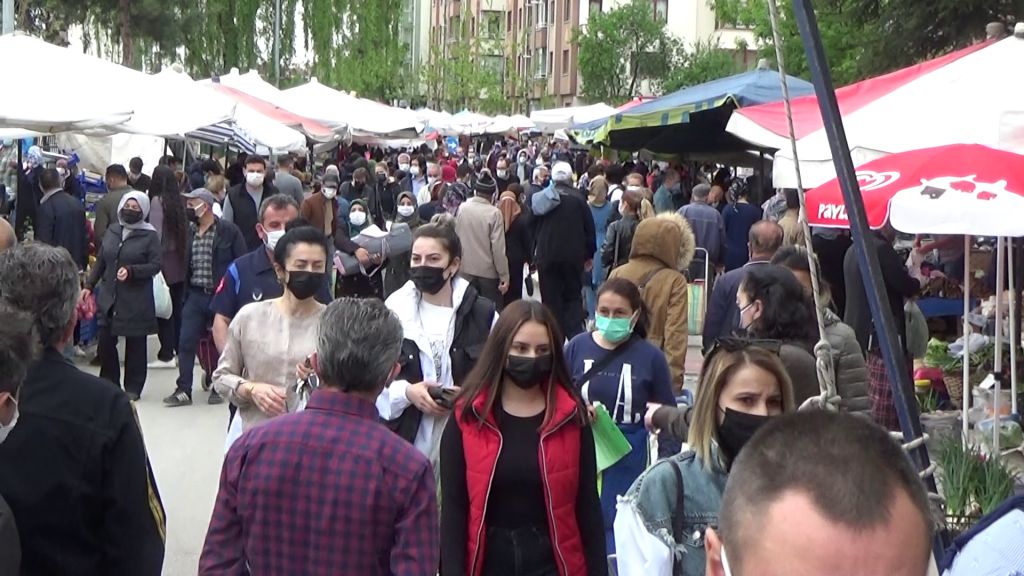 Semt pazarından sosyal mesafeden uzak görüntüler